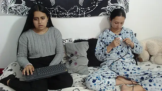 Snapshot of abby_n_emily chatting on 04/27/26, 03:21 abby n emily online show from 04/27/26, 03:21