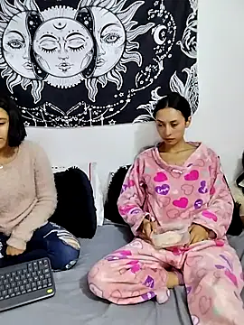 Snapshot of abby_n_emily chatting on 07/01/26, 01:34 abby n emily online show from 07/01/26, 01:34