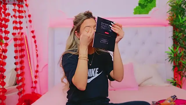 Snapshot of AriannaSins chatting on 02/06/25, 01:54 AriannaSins online show from 02/06/25, 01:54