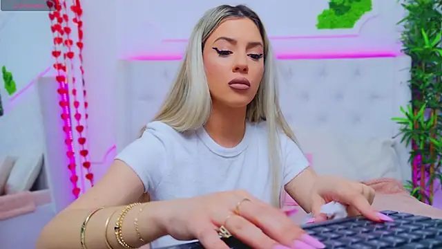 Snapshot of AriannaSins chatting on 02/10/25, 01:22 AriannaSins online show from 02/10/25, 01:22