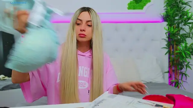 Snapshot of AriannaSins chatting on 03/11/25, 01:23 AriannaSins online show from 03/11/25, 01:23