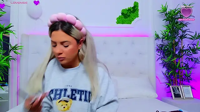 Snapshot of AriannaSins chatting on 09/29/25, 12:21 AriannaSins online show from 09/29/25, 12:21