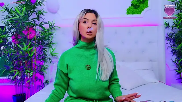 Snapshot of AriannaSins chatting on 09/30/25, 12:21 AriannaSins online show from 09/30/25, 12:21