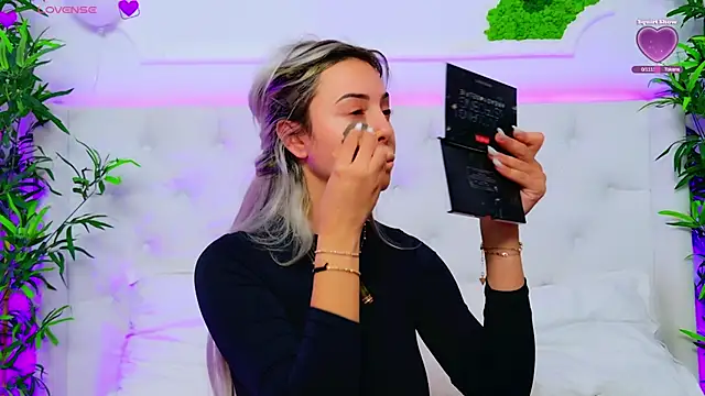 Snapshot of AriannaSins chatting on 10/07/25, 02:47 AriannaSins online show from 10/07/25, 02:47