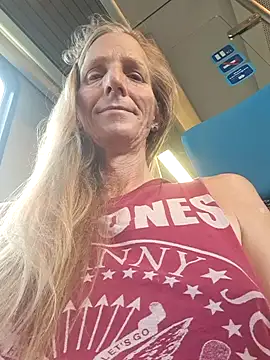 Snapshot of Cheryl_F chatting on 06/19/26, 02:21 Cheryl F online show from 06/19/26, 02:21