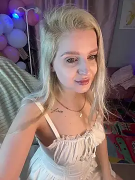 Snapshot of cold_blondie chatting on 06/19/26, 05:23 cold blondie online show from 06/19/26, 05:23