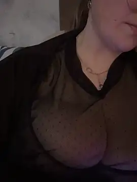 Snapshot of Curvy__Goddess chatting on 10/25/25, 05:08 Curvy  Goddess online show from 10/25/25, 05:08