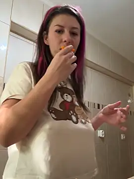 Snapshot of CrazyInTwo chatting on 10/19/25, 01:12 CrazyInTwo online show from 10/19/25, 01:12