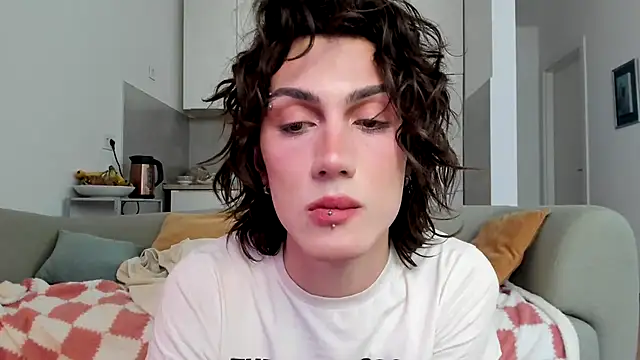 kira yoshika9e online show from 04/19/26, 01:43