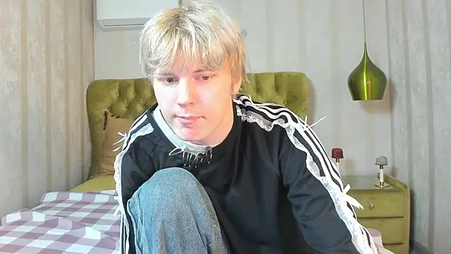 Snapshot of KevinMilky chatting on 10/17/25, 02:41 KevinMilky online show from 10/17/25, 02:41