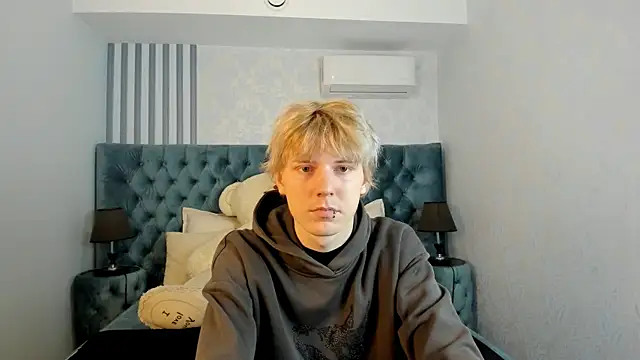 Snapshot of KevinMilky chatting on 10/22/25, 02:28 KevinMilky online show from 10/22/25, 02:28