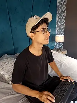 Aaron Eze online show from 04/21/26, 06:34