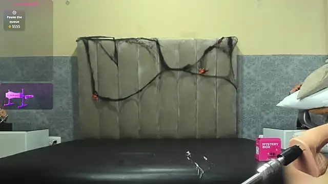 Snapshot of Xavier_Fox___ chatting on 10/22/25, 05:30 Xavier Fox    online show from 10/22/25, 05:30