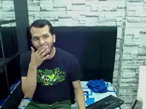 Snapshot of pether_hairy chatting on 10/26/25, 01:44 pether hairy online show from 10/26/25, 01:44