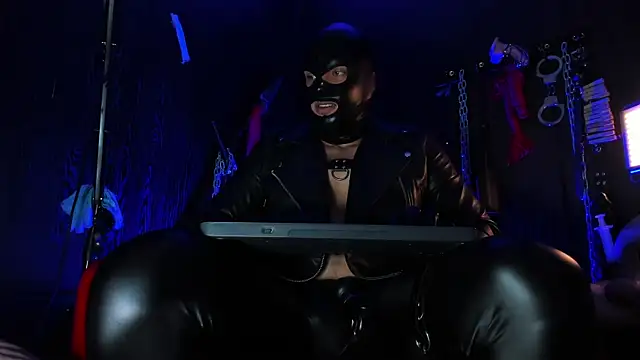 Snapshot of Master_Connor_BDSM chatting on 04/28/26, 02:27 Master Connor BDSM online show from 04/28/26, 02:27