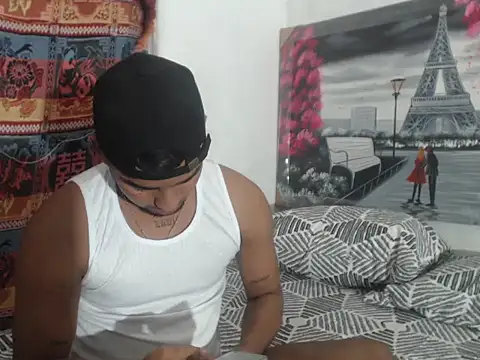 Snapshot of Charly_22cm chatting on 10/24/25, 04:31 Charly 22cm online show from 10/24/25, 04:31