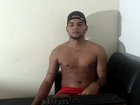 Snapshot of Charly_22cm chatting on 10/29/25, 05:31 Charly 22cm online show from 10/29/25, 05:31