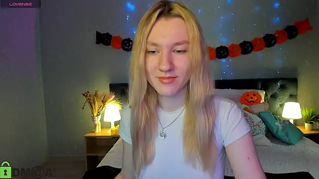 LinaRayy online show from 10/22/25, 09:31