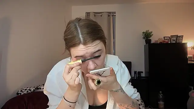 YasmineLace online show from 11/28/25, 12:35