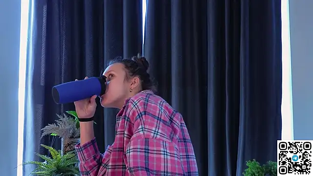 Snapshot of FoxFever chatting on 11/04/25, 06:56 FoxFever online show from 11/04/25, 06:56