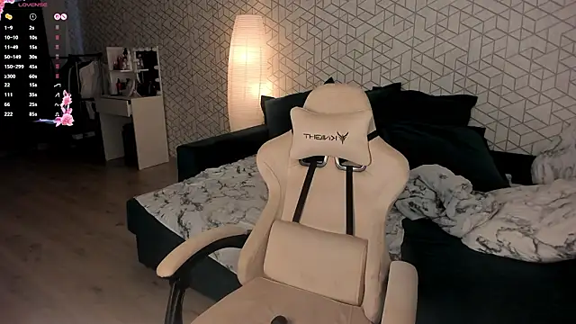 NayaValen online show from 03/17/26, 03:33