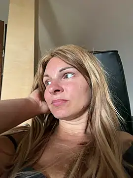 Snapshot of kinkysarahx chatting on 08/03/26, 10:21 kinkysarahx online show from 08/03/26, 10:21