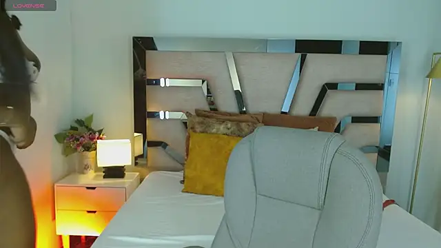 Maiacharris  online show from 12/15/25, 07:40