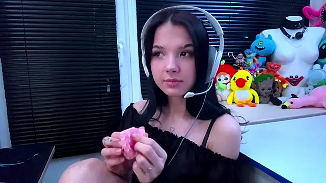 Snapshot of HanaMantanaDell chatting on 10/17/25, 01:14 HanaMantanaDell online show from 10/17/25, 01:14