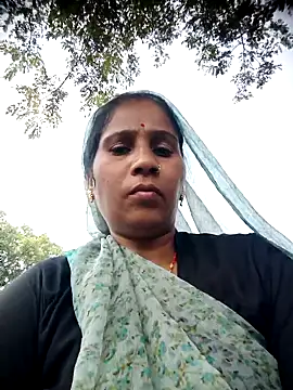 Snapshot of OliveGreen22 chatting on 10/21/25, 06:03 OliveGreen22 online show from 10/21/25, 06:03