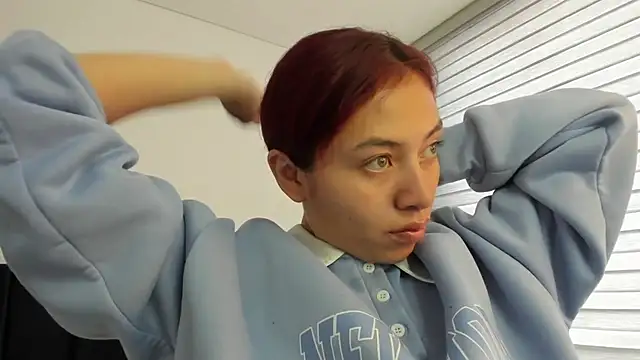 Snapshot of melanie_roux__ chatting on 06/09/26, 12:50 melanie roux online show from 06/09/26, 12:50