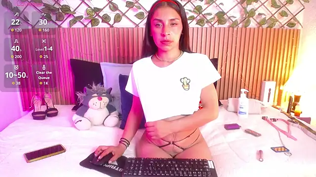 Snapshot of Lunaa_07 chatting on 05/27/26, 05:04 Lunaa 07 online show from 05/27/26, 05:04