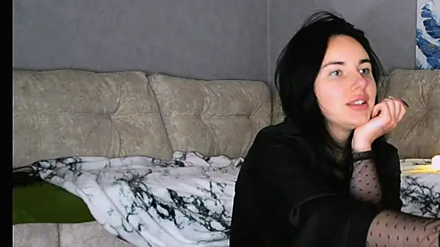 Snapshot of Kirunya chatting on 10/29/25, 09:38 Kirunya online show from 10/29/25, 09:38