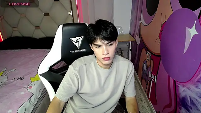 hyun jin  online show from 10/18/25, 08:31