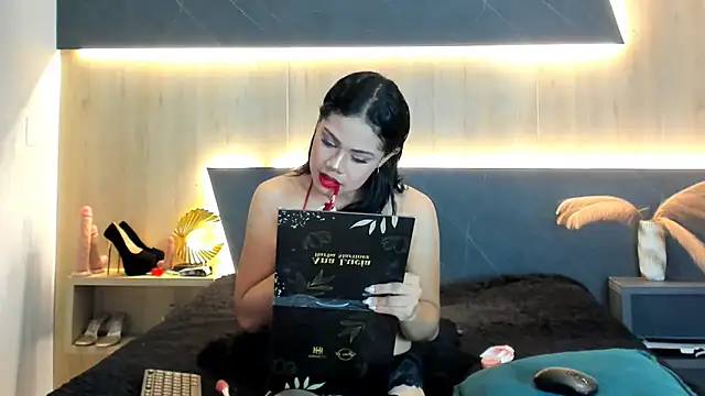 LorenaVarga online show from 04/23/26, 07:27