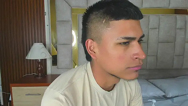 Emiliano Reyes online show from 12/04/25, 02:43