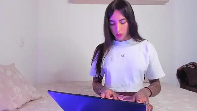 valeriahornier online show from 04/21/26, 01:42