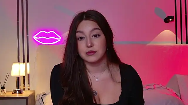 Snapshot of _Tessa_May_ chatting on 11/21/25, 10:41 Tessa May online show from 11/21/25, 10:41