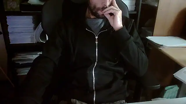 Snapshot of topg84 chatting on 10/25/25, 11:29 topg84 online show from 10/25/25, 11:29