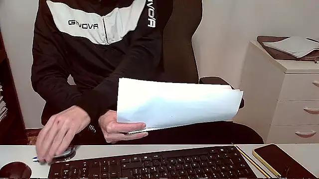 Snapshot of topg84 chatting on 12/05/25, 06:37 topg84 online show from 12/05/25, 06:37