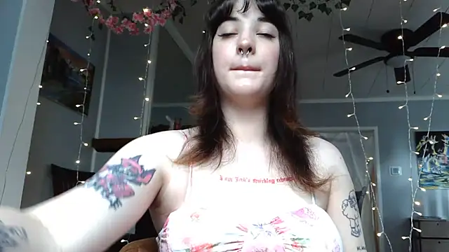 Trickylucy555 online show from 06/18/26, 06:23