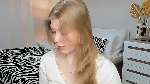 Snapshot of Stella_Light chatting on 05/03/26, 04:40 Stella Light online show from 05/03/26, 04:40