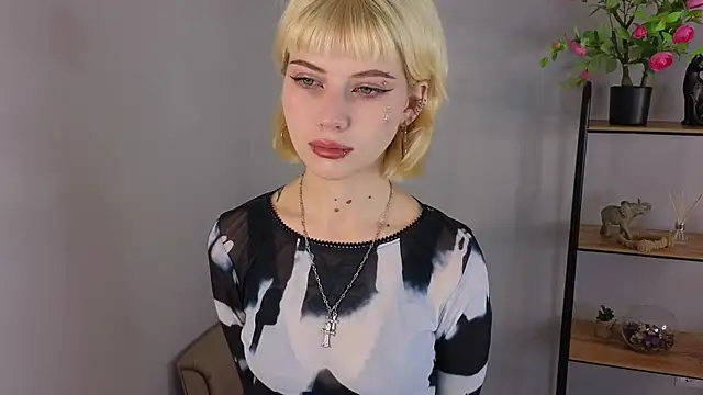 Snapshot of Jasmi_Yets chatting on 10/31/25, 08:26 Jasmi Yets online show from 10/31/25, 08:26