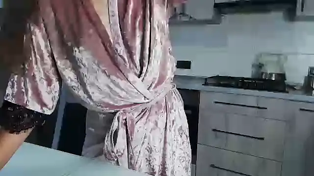 Snapshot of MilenaRossa chatting on 10/25/25, 12:13 MilenaRossa online show from 10/25/25, 12:13