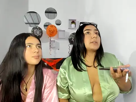 Twodirtyteens18 online show from 10/28/25, 12:47