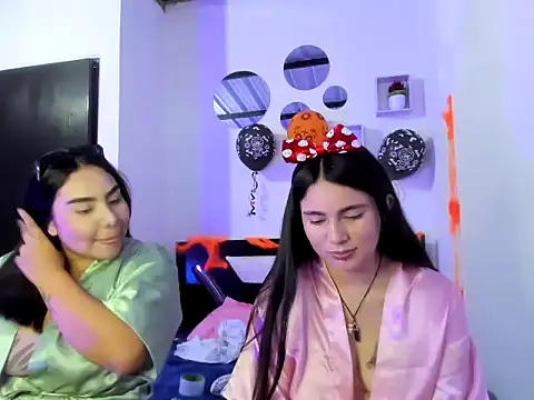Twodirtyteens18 online show from 10/29/25, 12:02