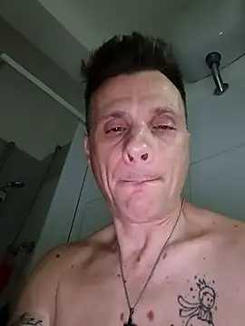 Snapshot of OffshoreCenterline3 chatting on 10/22/25, 02:01 OffshoreCenterline3 online show from 10/22/25, 02:01