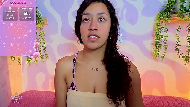Snapshot of mia_scarlett7 chatting on 06/19/26, 01:04 mia scarlett7 online show from 06/19/26, 01:04