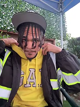 Snapshot of Mrmakeherwet_Tez chatting on 12/14/25, 12:49 Mrmakeherwet Tez online show from 12/14/25, 12:49