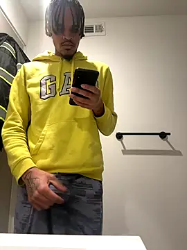 Snapshot of Mrmakeherwet_Tez chatting on 12/17/25, 06:19 Mrmakeherwet Tez online show from 12/17/25, 06:19