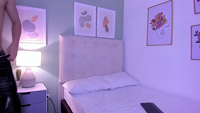 ApoloRicci online show from 12/17/25, 08:37